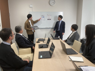 会議では年次問わず自分の意見をぶつけ合います。それぞれの価値観を認め合い、個性を活かしていくというのがラクーンのグループ方針です。