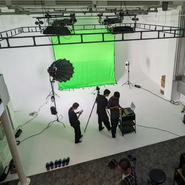 撮影スタジオにて撮影準備中