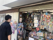 塩竈でのフィールドワークで、駄菓子屋を訪れた際維のひとコマ。