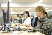 自社ツールを活用し「月平均残業19.5時間」を実現。無駄を徹底的に省き、クリーンな働き方を体現しています。