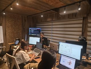 近い距離感でみんなで学びあい、お客様の成果に真剣に取り組んでいます。
