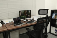 自社ではMacを支給して開発しています。