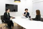 会議室（ニース）：当社の会議室にはそれぞれリゾート地の名前が付けられています！