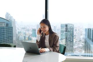 東京から全国のクライアントへ介在するソリューション営業。チームの先輩たちも、新卒メンバーを一人のプロフェッショナルとして対等に扱い、日々の挑戦を実直に支えるカルチャーです。自分自身の力で市場を動かす手応えをダイレクトに実感できます。