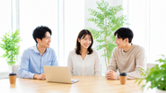 最高のパフォーマンスは、最高のチームワークから。 困ったときは役職を越えて助け合う。そんな「お節介なほど温かい」メンバーが集まっているのが、ウェブスタッフの自慢です。この活気あるチームの旗振り役を、あなたにお任せしたいと考えています。