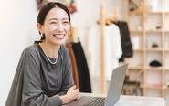 ジュエリー業界でセールス職として働きませんか？販売業からジュエリー店への卸販売の営業まで様々な経験を積めます！
