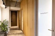 渋谷本社オフィスの様子。木目を基調とした温かみのあるオフィスです。