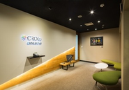 木目と黒を基調にした広々とした2Fエントランス