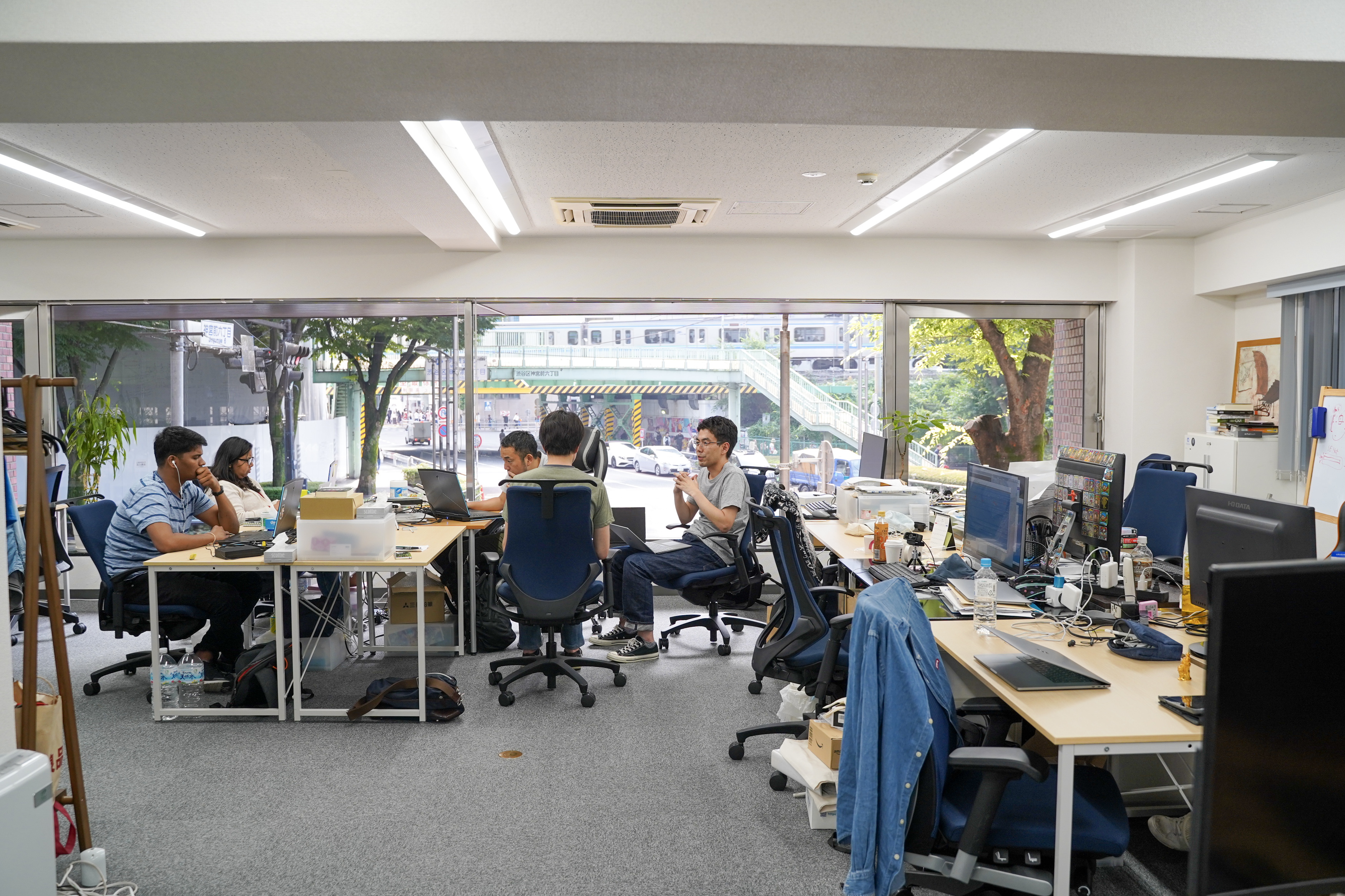 ズバンッ！と明治通りが見えるオフィスに引っ越しました。