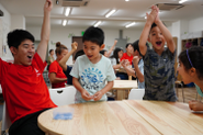 小学生向けのプログラム、と侮ることなかれ。子どもたちと授業に参加する大学生メンターも、日々頭を悩ませたり感心したり、ともに学んでいます。