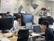 オフィスの様子。社長（中央）