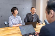 営業での会議風景の一コマ。エンジニアのフォローや採用など様々さことを話し合います。