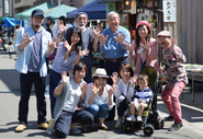 朝市通りを盛り上げる仲間たちと一緒に