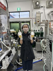 自社ブランド_SHIP KOMBUCHA（発酵スパークリングティー）製造工場にて、ボトリング体験！普段、なかなか自分ですることができない体験も、幅広く事業を行っている大泉工場では、最も簡単にできちゃうところが、魅力の一つ。やりたいことがやれる、そんな会社です。
