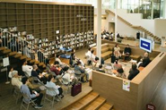 ひととなりを知れる棚主制の本棚ROOTS BOOKSではだれかの視点に触れられます。