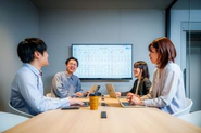 リモートワークとハイブリッドの働き方でも重要な企画や要件定義のミーティングでは関係者を集めてキックオフをします。