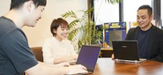 現場と経営の距離が近い。 CLOVERでは、社長や本部スタッフ、現場のマネージャーが一緒に考え、現場で起きていることや「もっとこうしたい」という声を直接共有します。  役職が違っても、良いアイデアは良いアイデア。 年齢や立場に関係なく意見を出し合い、それぞれの視点を持ち寄って、より良いサービスをつくっていく。  「現場が主役、経営はそれを支える」。 そんな組織でありたいと考えています。