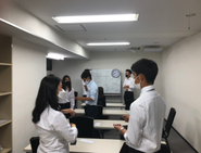 週に1回営業研修会議を行い、目標達成のために自分は何が必要なのか？を確認する時間を設けています。
