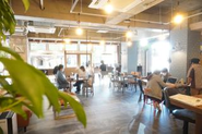 カフェの様な開放的な事業所で仕事をしています
