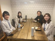 【役員ランチ会】週1.2回のペースで役員＋社員4～5名でのランチ会を行っています。ランチという時間を使って仕事の話しもラフにプライベートの話しもできる機会です！