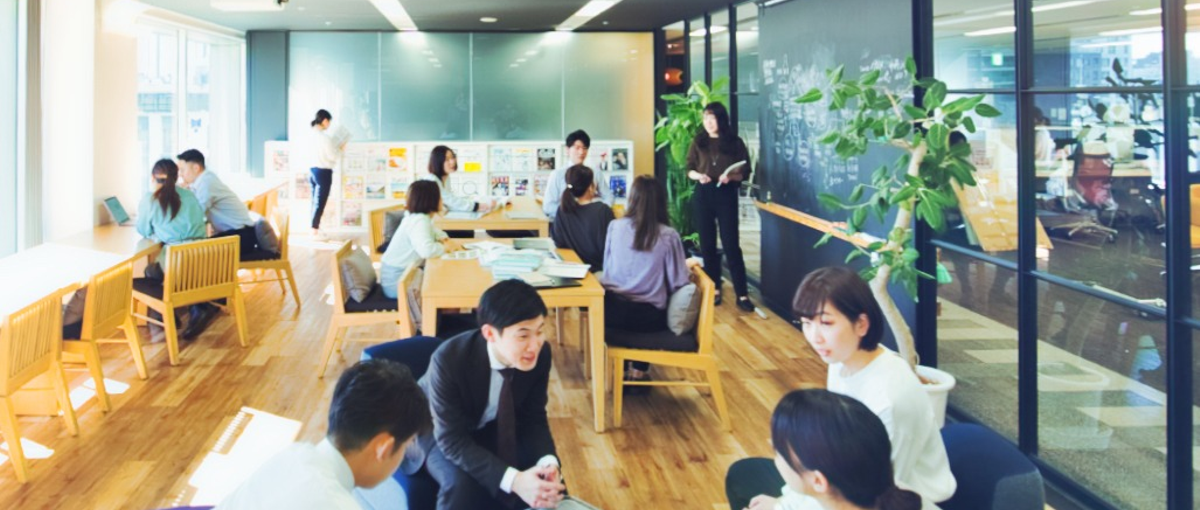 企画や取材を通して企業の魅力を伝えるコンサルライター職