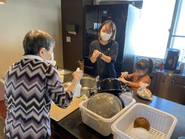 世代が違っても、一緒にできることはたくさんある。 高齢者と子どもが一緒に料理をしたり、会話をしたり。教える人、教えてもらう人が固定されるのではなく、その時々でそれぞれが役割を持つ。  年齢や立場で人を分けるのではなく、互いの「できる」や「得意」を活かしながら関われる場所をつくる。 それがCLOVERの目指すコミュニティです。
