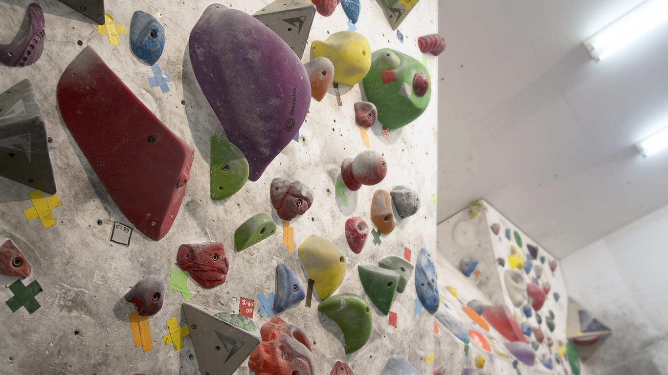 今流行りのボルダリングを思いきり楽しむことが、実は会社のためになるんです。
