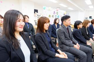 毎週月曜日に行われる朝礼では、"コウダプロの在り方"について皆が徹底的に考え、意見を交わしあいます。