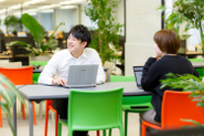 社内での打ち合わせの様子、フラットなコミュニケーションで意見が言い合える環境です。