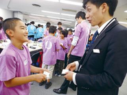 新入社員が小学生に仕事の醍醐味を紹介する「お仕事探検隊」