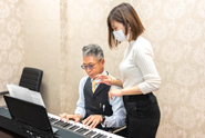 社内のピアノ部活動。社長自ら部員として入部しており、皆それぞれ弾きたい曲を持ち寄って発表会に向け、練習しています！