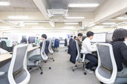 それぞれのデスクに、違うミッション。でも目指すゴールは、みんな一緒。
