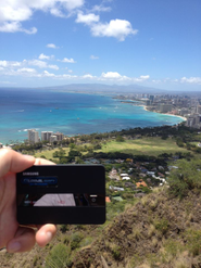 ダイヤモンドヘッドとグローバルWiFiの写真　ハワイのワイキキにもショップがあります。