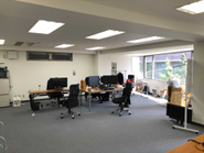 閑静な住宅街にある南向きオフィスです