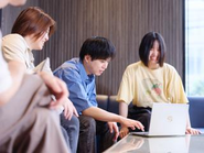 【集い高め合う】個々の力を掛け合わせ、高め合うチームメンバーとして。 知識・技術・ふるまいについて、得た人が他の人へ伝え教える教育風土を作り、互いに支え合ってゴールへと向かいます。