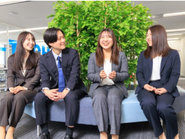 困った時、側に頼れる人がいる。職場の先輩や専属のサポーター、営業担当が日々の仕事や悩みをしっかりサポート。“ひとりじゃない安心”が、あなたの成長を後押しします。
