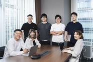 会社全体の年齢層が20～40代で緩やかにフラットな関係です。