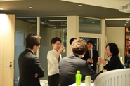 「久しぶり！」と社内で顔を合わせたエンジニアたち。若手も活躍中です！