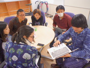 チームの垣根を超え､定期的な情報交換の場を設けています｡