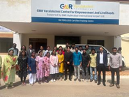 デリー空港のオーナー会社であるGMRの施設で日本語を学習する学生と運営をする人たちとの一枚（副代表前木場）