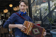 大阪 天王寺の青いナポリインザパークの店長ドナートは、ユニークな接客とオルガネット演奏が得意。イベントでは引っ張りだこ！