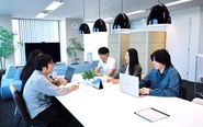 打ち合わせ中。HOMEがテーマの本社はリラックス感があるので、和やかな雰囲気で話し合いが進みます。
