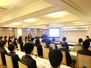 成果を出した人は正当に評価します。これは半年に一度都内のホテルで行われている表彰式の様子です