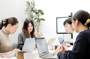 ミーティングルームで打合せ