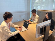 上司・部下関係なく、コミュニケーションが活発な環境です。 年齢関係なく、気軽に相談できる関係性を築いています。 女性も活躍している職場です。