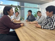 大阪支社内　コミュニケーションスペース　▶執務室内はフリーアドレスです。気軽に声をかけて相談や情報共有が出来ます。