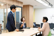 営業は個人プレーだと思いがちですが、チームで取り組み、情報共有することが非常に大切です。そのため弊社では社員同士が気軽に話せる空間づくりに力を入れています。
