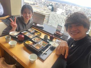 メンバーとの食事も大切な時間。少人数だからこそ、フラットで距離の近いチームです