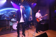 地下のライブハウスでの音楽交流会の様子