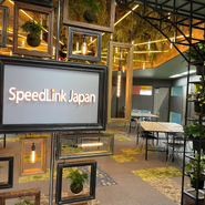 2021年8月に移転した新オフィス！スピードリンクジャパンらしさや想いを込めて、デザイナーの方に1からデザインしていただきました。植物の緑が多く、カラフルで元気の出るオフィスです！社員からも大好評です！